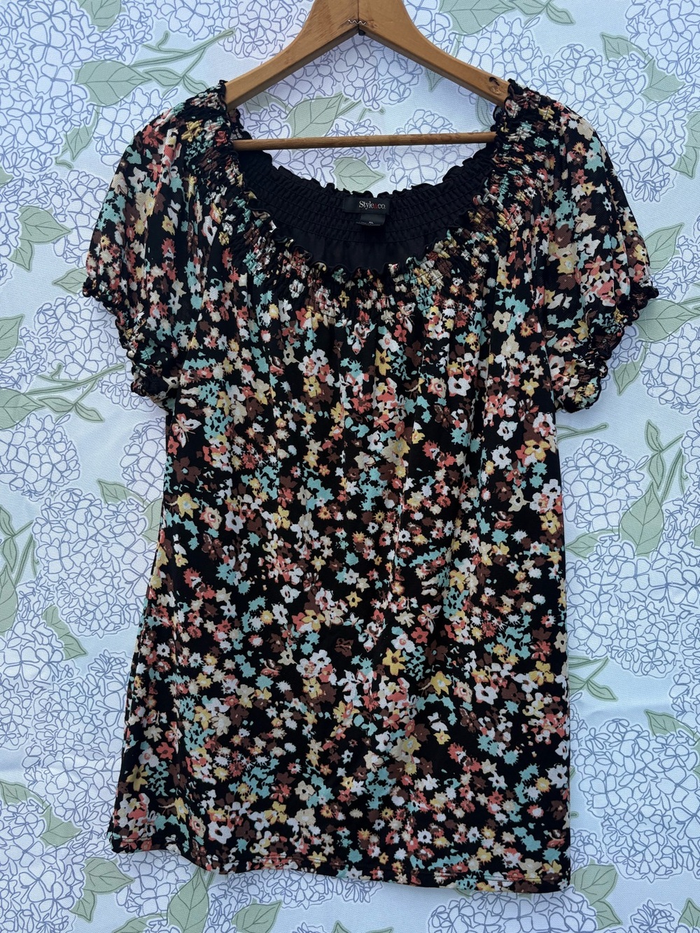 🌿5/$25 Style & Co. Black Floral Smocked Neck Short Sleeve Top